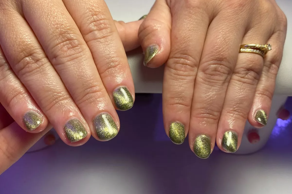 Vernis Semi-Permanent avec Renforcement au Gel