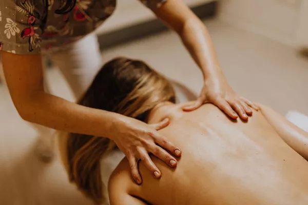 Massage énergétique tonifiant : dos, corps entier, visage, crâne