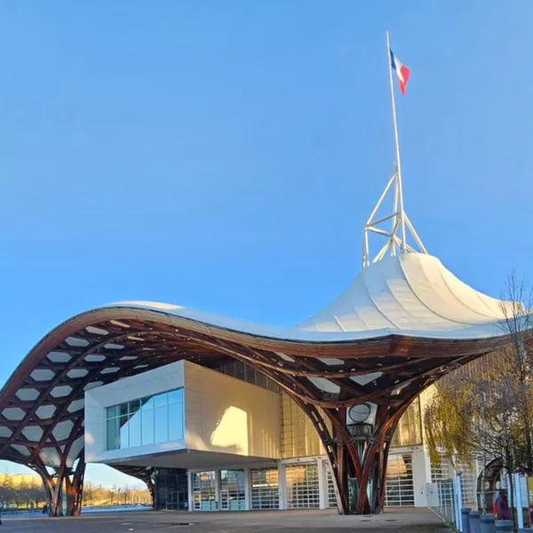 Nettoyage des vitres au Centre Pompidou-Metz : quand l’art rencontre la transparence