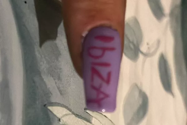 Lettre ou écriture sur ongle