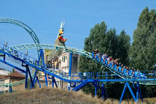 Transport premium famille en Van EQV pour parc d’attractions