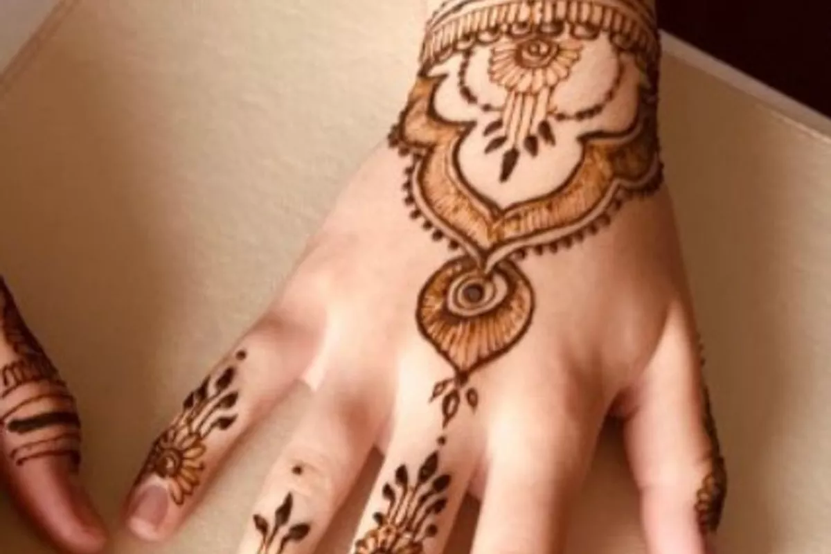 Henné mi chargé une main 