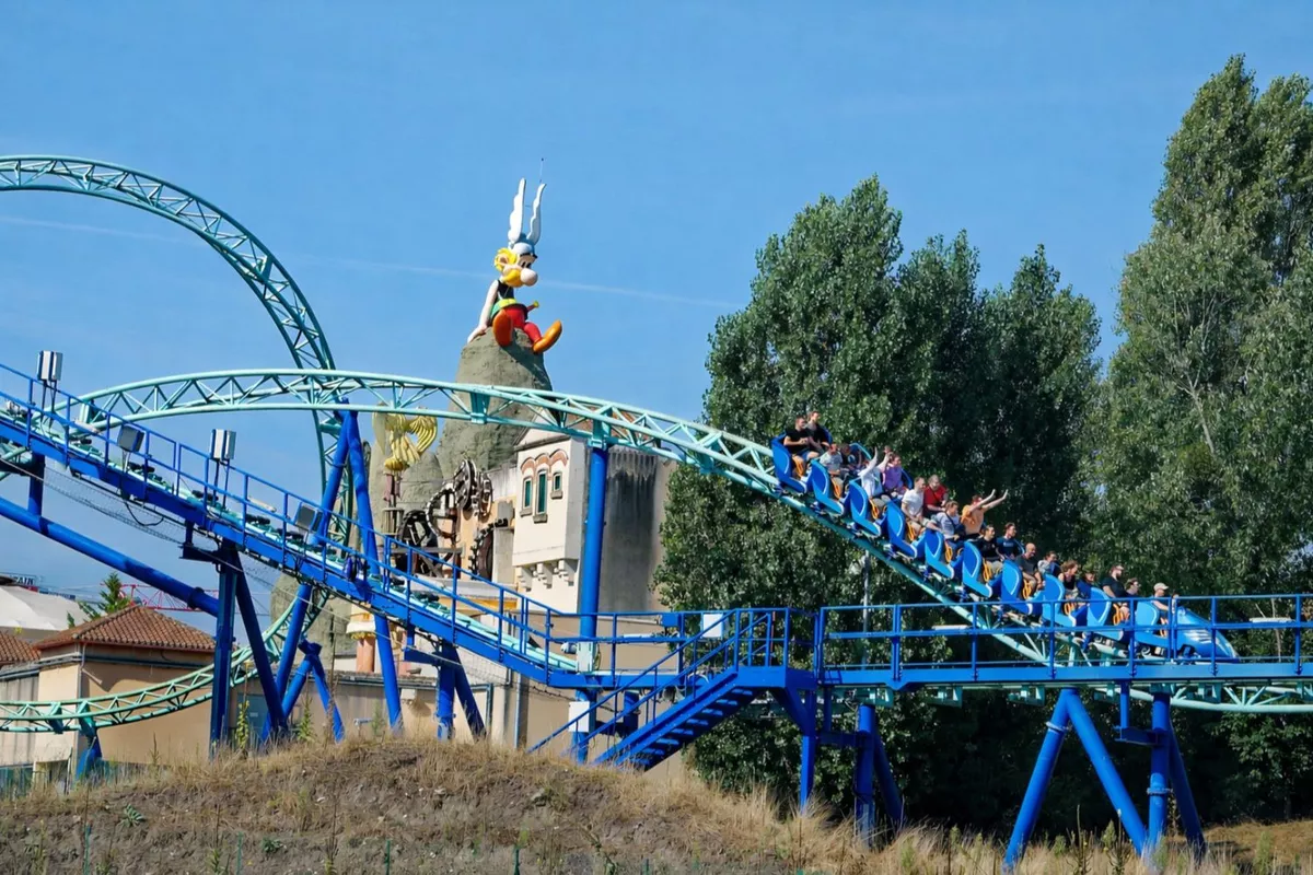 Transport premium famille en Van EQV pour parc d’attractions