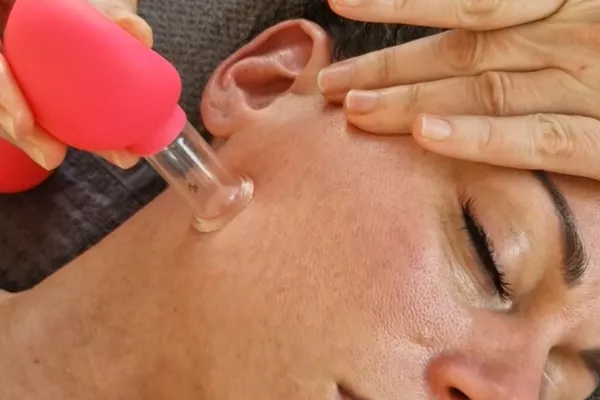 Massage Liftant et Drainant aux Ventouses