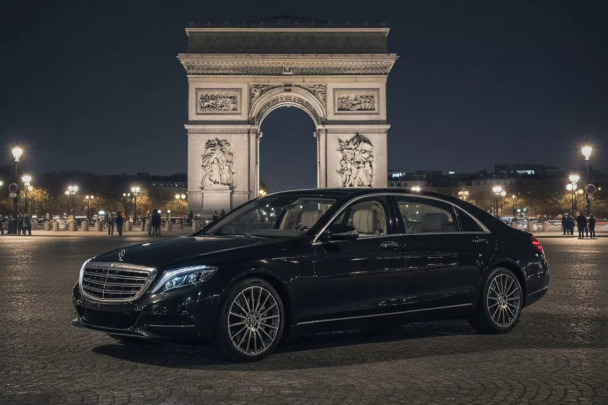 Circuit Nocturne avec Chauffeur Privé de Nuit & Accès aux Lieux Emblématiques de Paris
