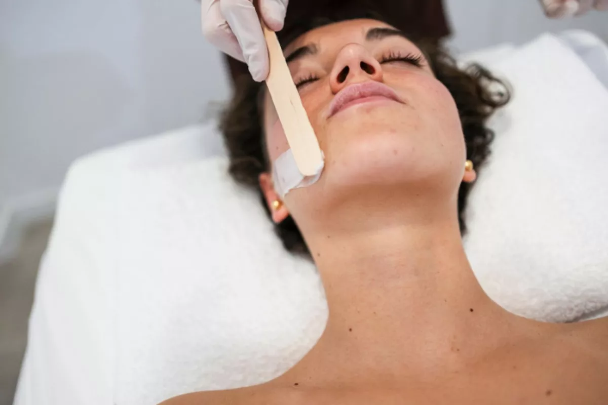 Épilation visage entier (sourcils, lèvres, joue)