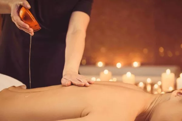 Massage aux huiles chaudes parfumées