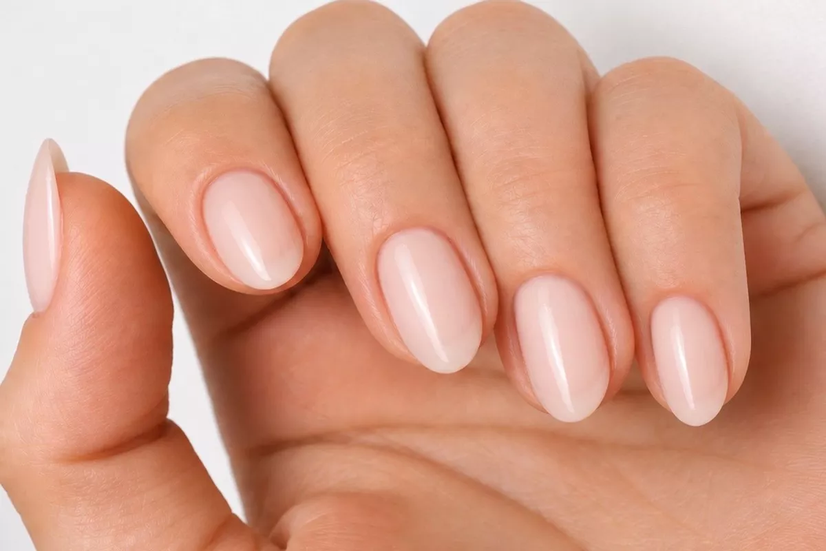 GAINAGE AU GEL & BEAUTÉ DES MAINS – Renforcement des ongles ( finition naturel  et élégant / SANS DECO)