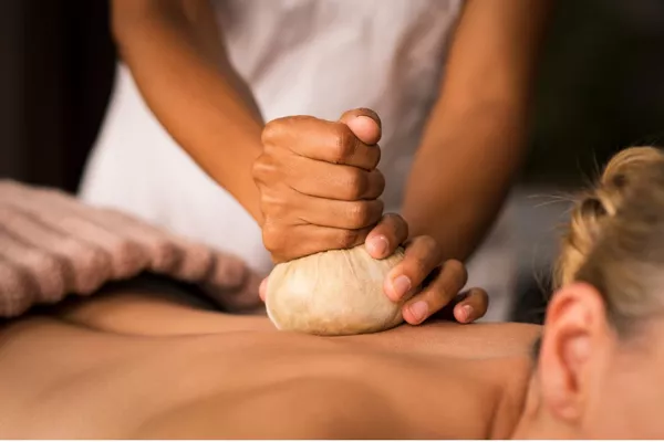 Massage à l’huile dans la tradition ayurvédique