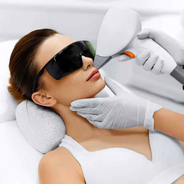 Épilation définitive du duvet facial : techniques et solutions pour un visage lisse