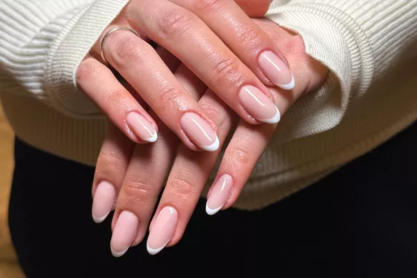 Pose de vernis semi-permanent + beauté des mains (manucure russe)