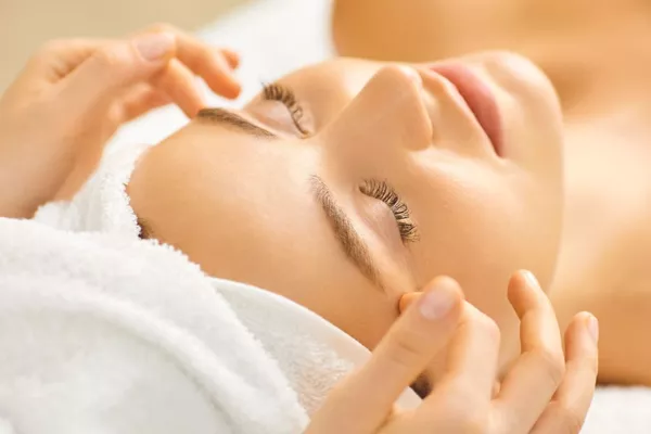 Massage visage détente à domicile en Île-de-France – Esthéticienne RosebyBeauty