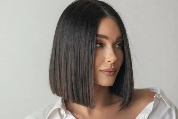 Coupe au choix cheveux courts / mi longs (pointes ou frange ou dégradé + brushing , shampoing et finition brillance )