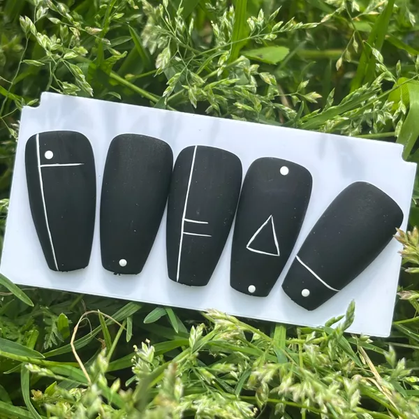 Press on nails : géométrique