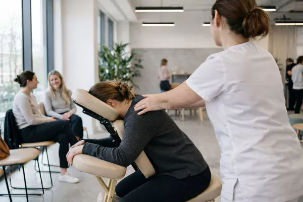 Massage habillé Amma Assis sur Chaise - Intervention demi-journée (4h)