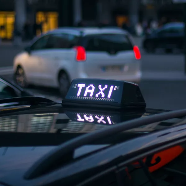 Taxis à Mâcon : services de déplacements et réservations pour la gare TGV et la ville