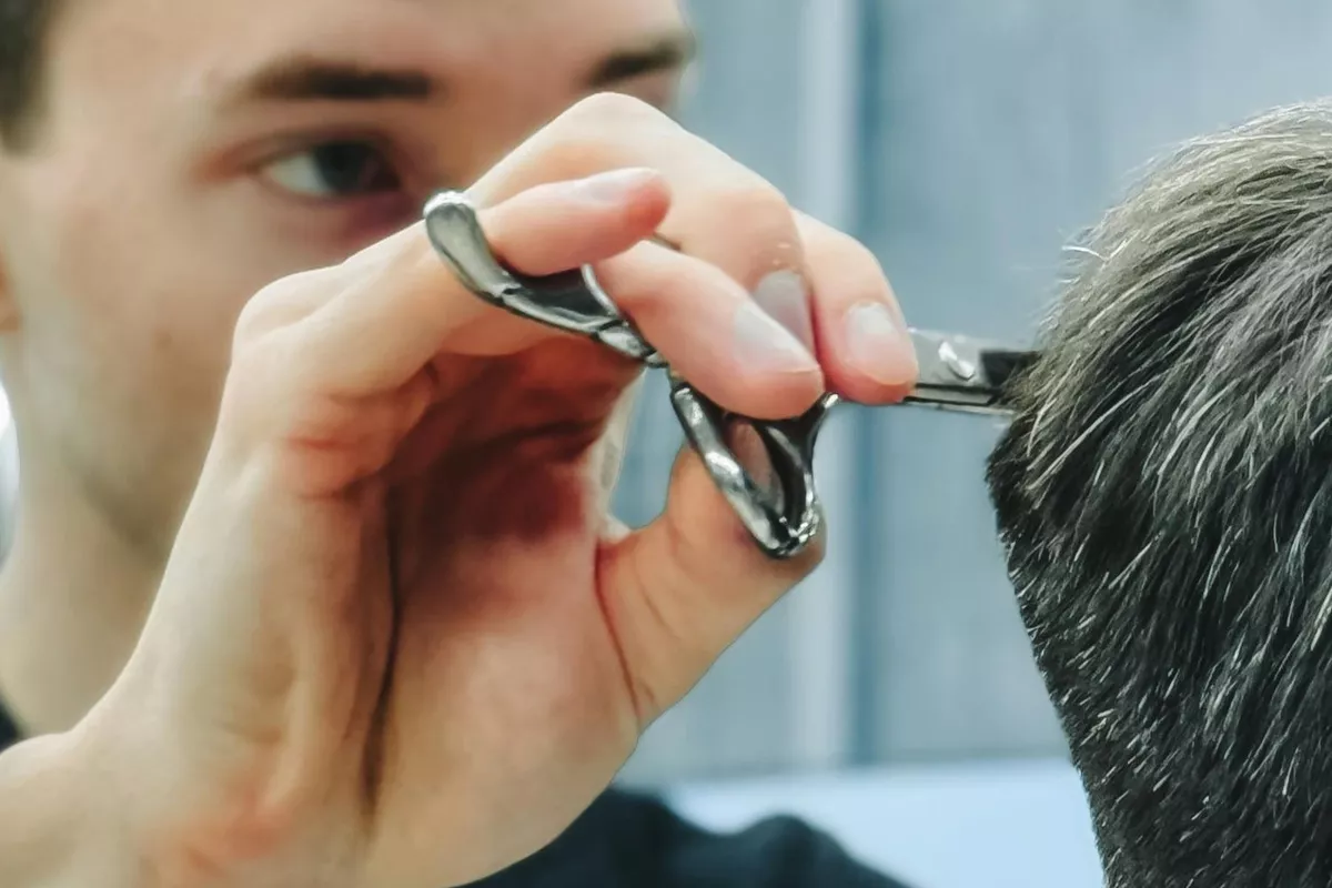 Coupe + coloration végétale racines + coiffage