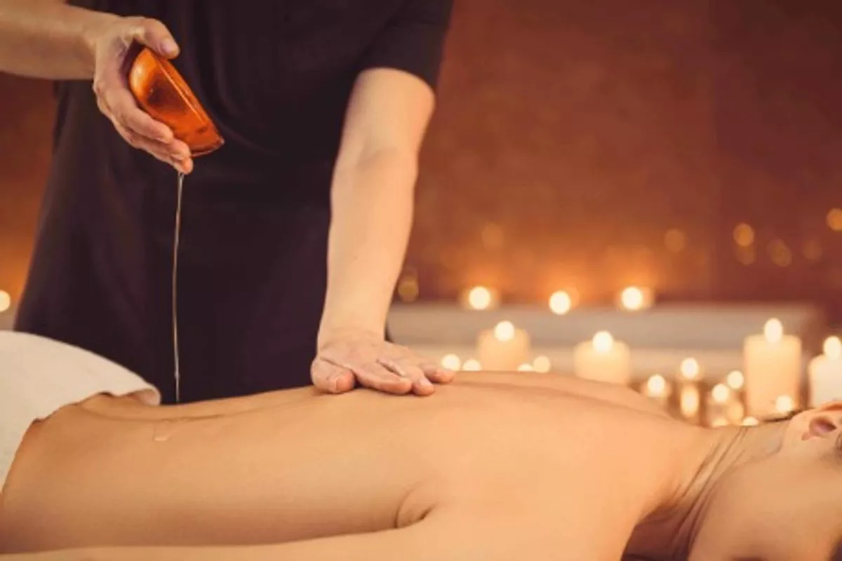 Massage aux huiles chaudes parfumées