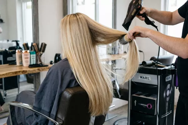 Flash / Effet lumière + Shampoing + Soin + Coupe + Brushing cheveux longs