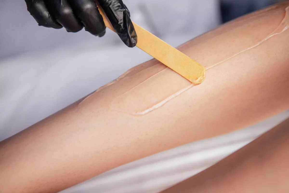 Épilation jambes entières – Esthéticienne RosebyBeauty