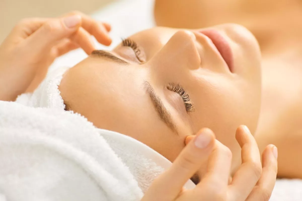 Massage visage détente à domicile en Île-de-France – Esthéticienne RosebyBeauty