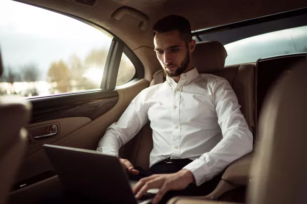 Mise à disposition sécurisée de véhicules de luxe avec chauffeur privé