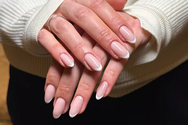 Pose de vernis semi-permanent + manucure soignée