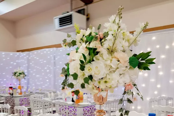 Location Boule de fleurs blanches artificielles