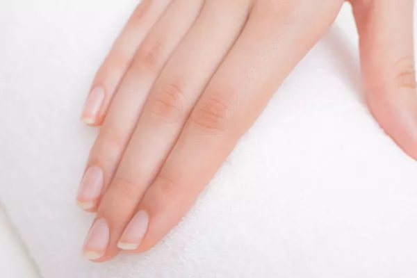 Renforcement naturel des ongles – Esthéticienne RosebyBeauty