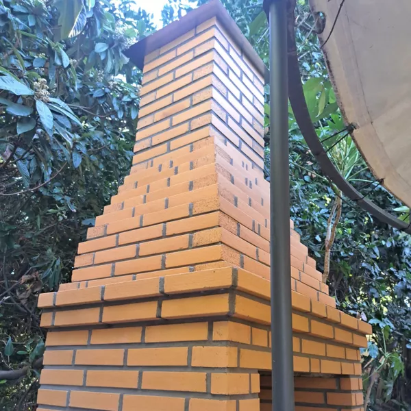 Construction espace extérieur avec barbecue et four à pizza en briques à Nice (06)