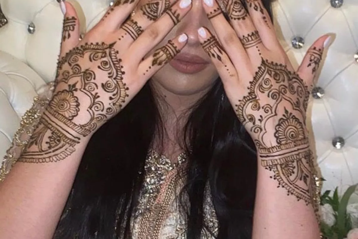 Henné mariée 2 mains(une face ) modèle mi chargé