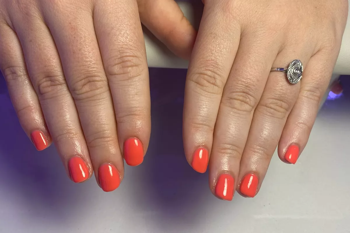 Vernis Semi-Permanent avec Renforcement au Gel