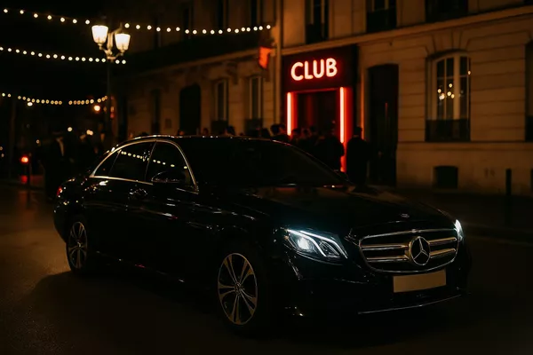 Transport de nuit à Paris en VTC – Navette vers clubs, soirées et lieux festifs