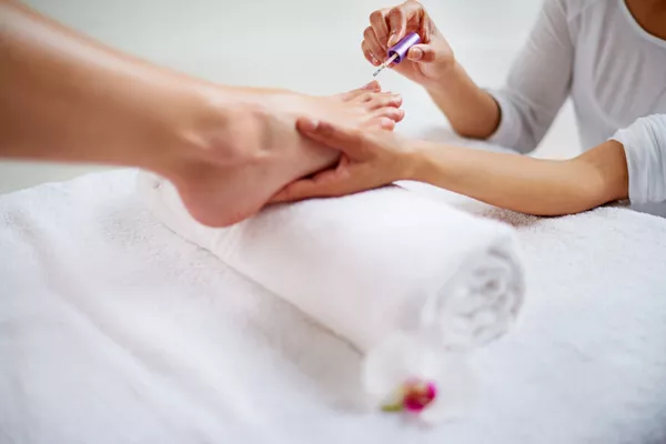 Beauté des pieds et pose de vernis semi-permanent