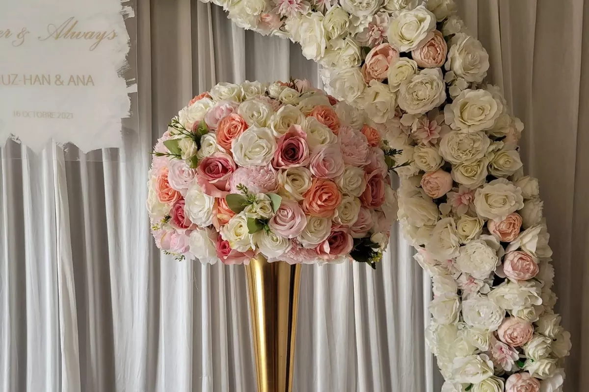 Location Grosse boule de fleurs artificielles