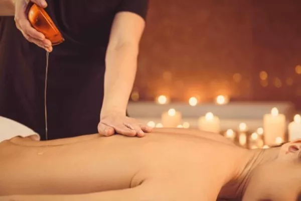 Massage aux huiles chaudes parfumées