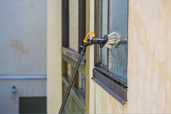 Lavage de vitres et vitreries des copropriétés