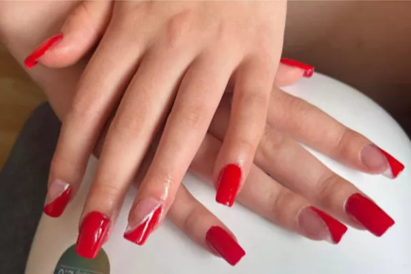 Pose d'ongle en gel ou acrygel avec extension