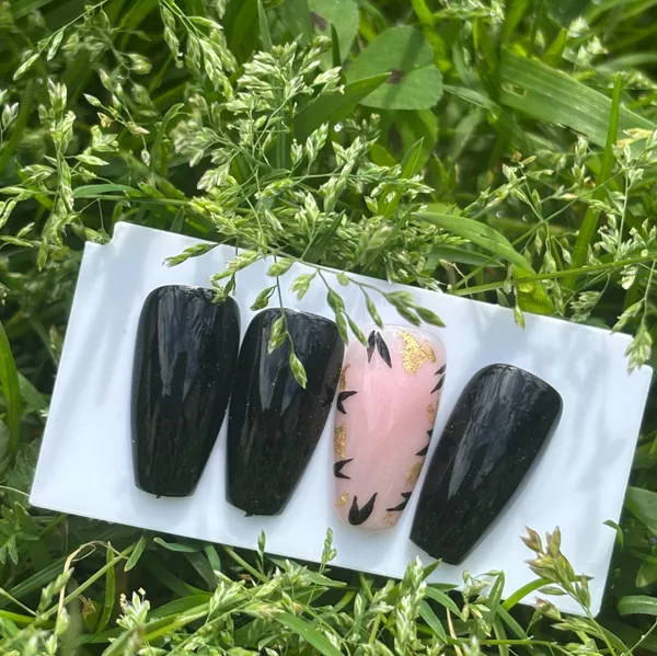 Press on nails : minimaliste