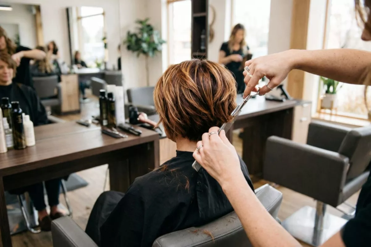 Coloration + Shampoing + Coupe + Brushing cheveux courts