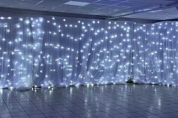 Location Rideaux Lumineux blancs avec structure