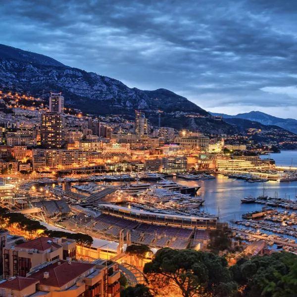 Navettes et trajets entre Monaco et Nice : bus, bateaux et hélicoptères disponibles pour vos déplacements