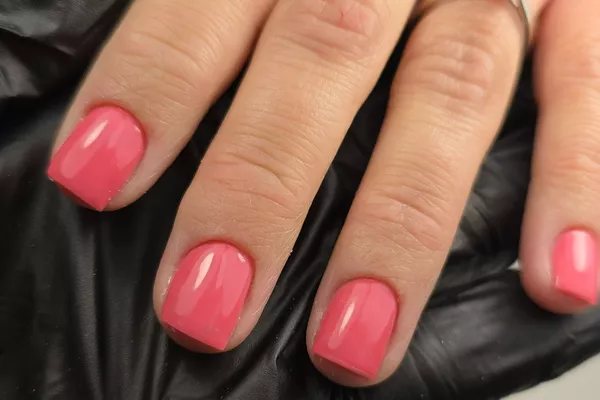 Manucure russe et pose de vernis semi-permanent classique