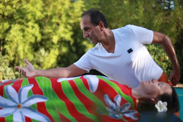 Massage Kahuna Complet à Domicile sur la Côte d'Azur