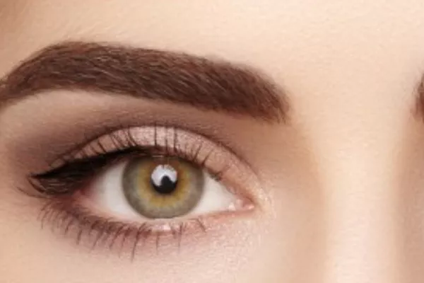 Épilation sourcils entretien