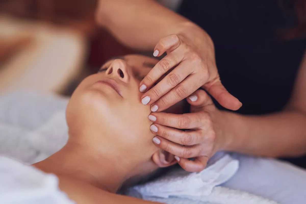 Massage Japonais du Visage et du Crâne Anti-âge