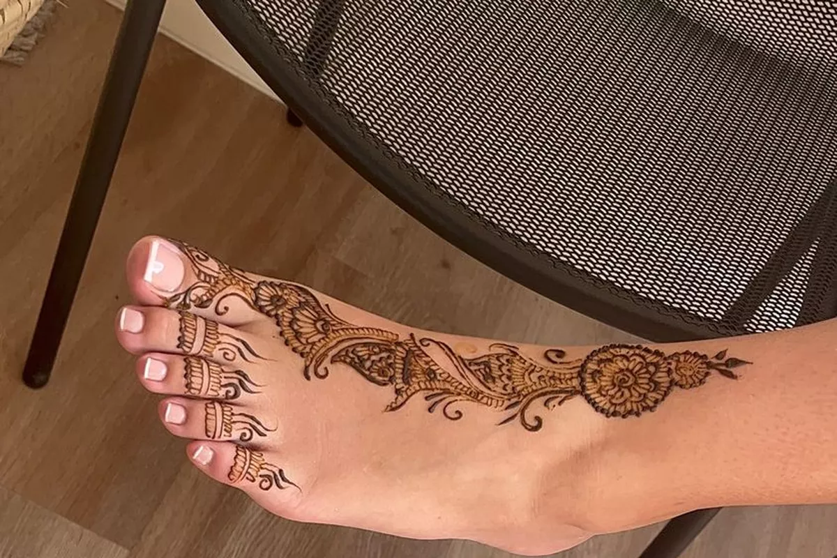 Henné pieds modèle mi chargé 