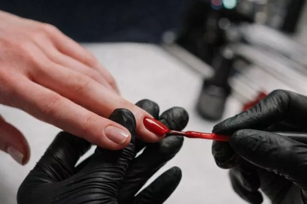 Pose de vernis simple + manucure soignée