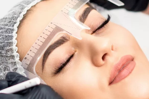 Restructuration du sourcil au henné avec décoloration  sans épilation 