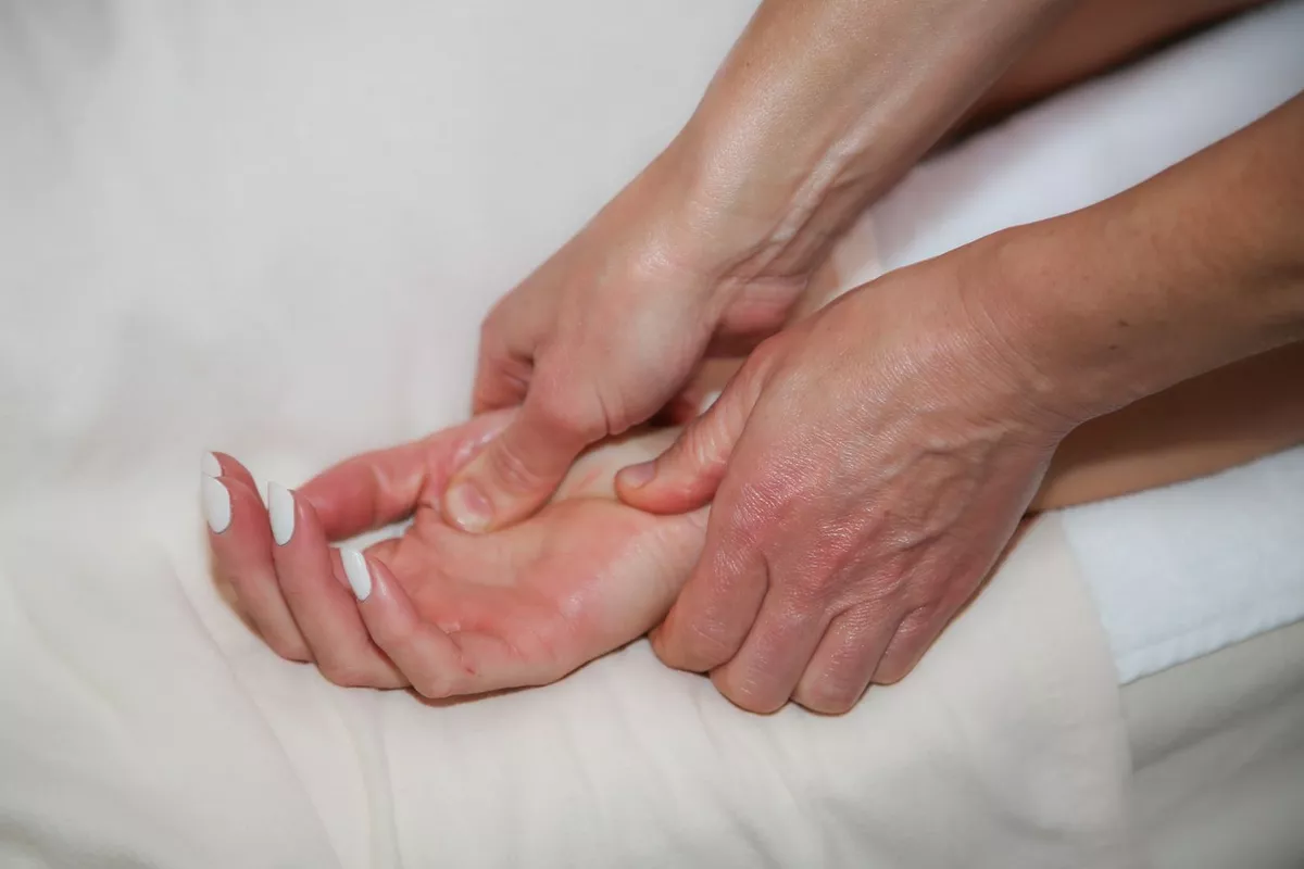Massage découverte 2 zones au choix : visage, tête, épaules, mains, pieds, dos, bras ou jambes